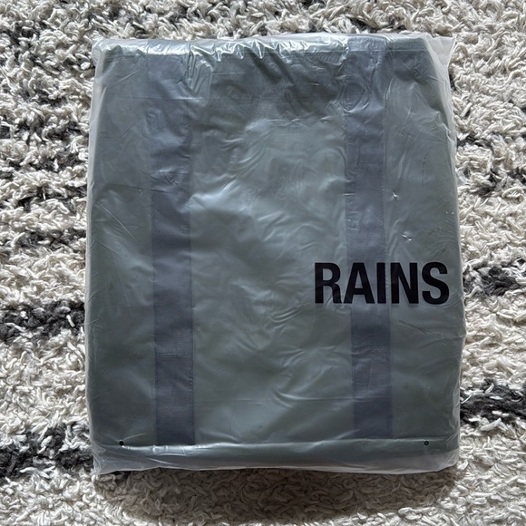 RAINS Hilo Weekend Bag - Picture 4 of 4